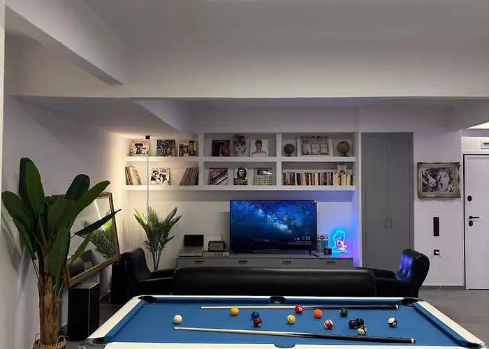 Rock N Roll Apartment, Downtown