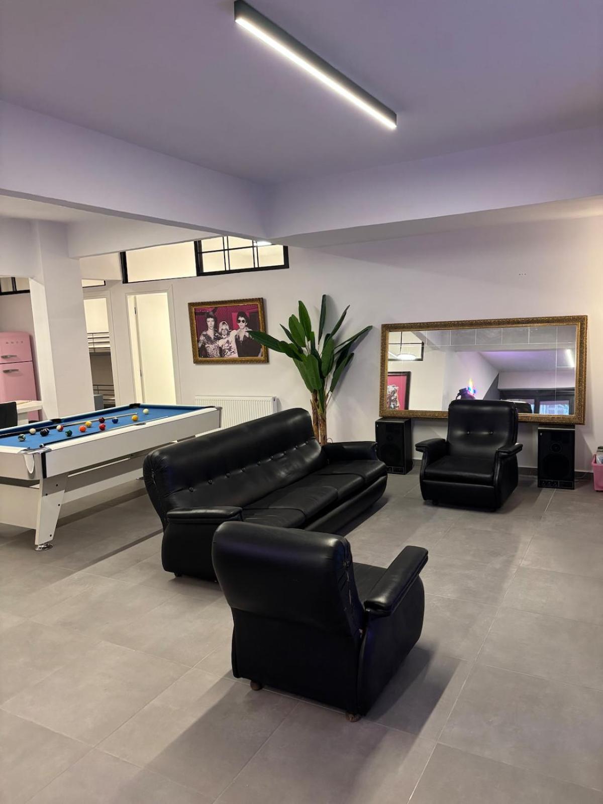 Rock N Roll Apartment, Downtown